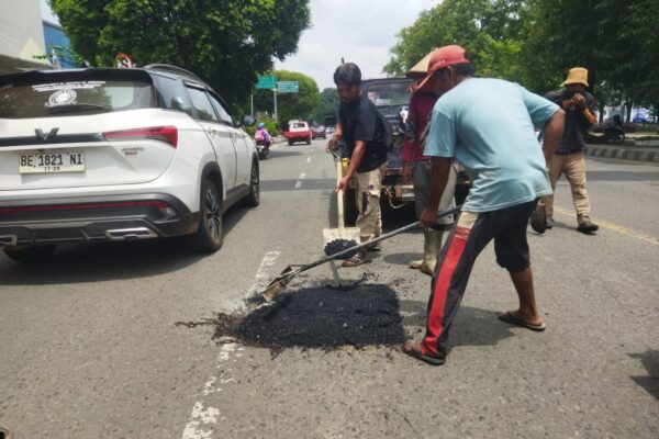 Akhirnya, Jalan Protokol Lobang-lobang di Tambal