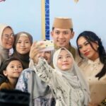 Tanpa Sekat di Hari Raya, Bupati Egi dan Zita Anjani Salami Warga di Lamban Rakyat