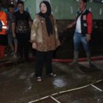 Wali Kota Eva Dwiana Salurkan Bantuan Korban Banjir di Way Halim Bandar Lampung