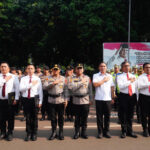 Kapolda Metro Jaya Serahkan Pin Emas Kapolri kepada Personel Ditresnarkoba PMJ Pengungkap Sabu 516 Kg Jaringan Internasional