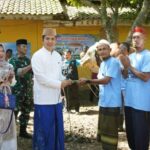 Bupati Egi Serahkan Sapi Kurban Raksasa 1,051 Ton dari Presiden Prabowo, Warga Jati Agung Antusias